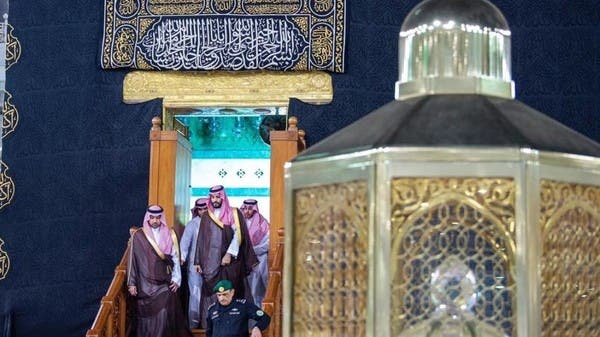 ولي العهد السعودي يشارك بغسل الكعبة المشرفة
