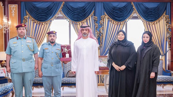 ولي عهد عجمان يشيد بموظف متميز في الدفاع المدني