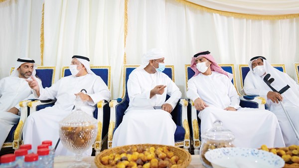 ولي عهد عجمان يقدم واجب العزاء  في وفاة زوجة محمد علي الخوار