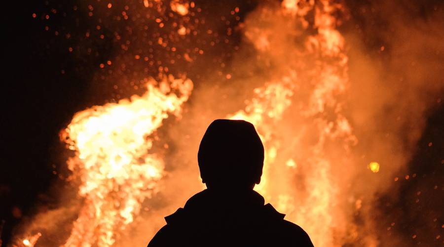 يحرق مجلساً بمنزل أسرته بعد منعه من الاعتداء على خادمة