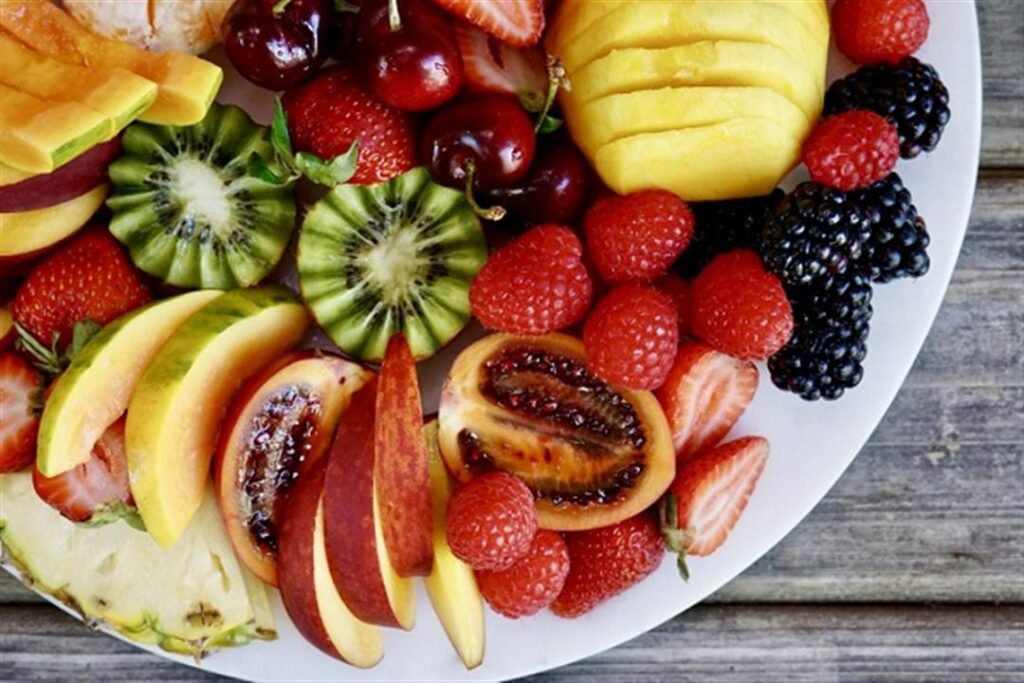 5 أطعمة مفيدة لاسترخاء العضلات والنوم- منها الكيوي