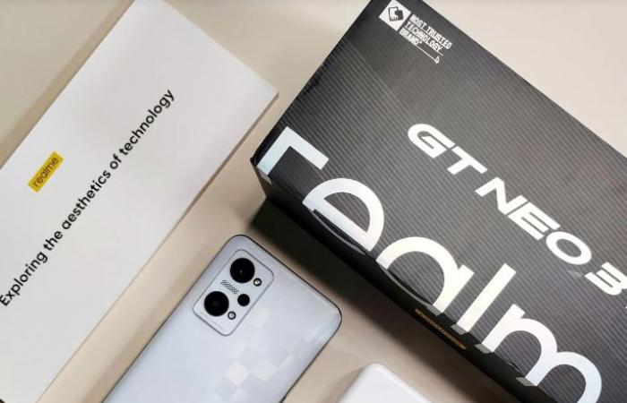 Realme تشارك صور فتح الصندوق لهاتف GT Neo 3T