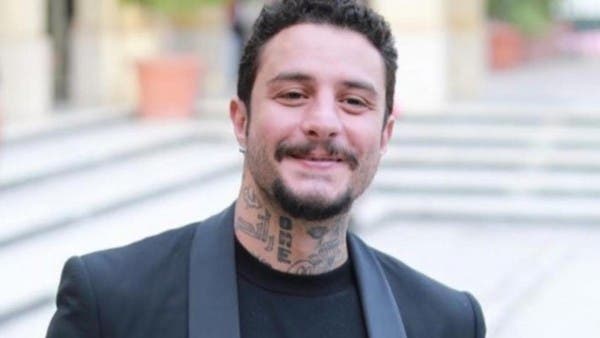 أحمد الفيشاوي يثير الجدل مجدداً.. بصور لشابة على البحر