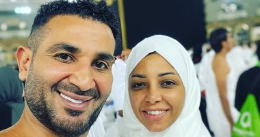 أحمد سعد يؤدى مناسك العمرة برفقة زوجته.. صور