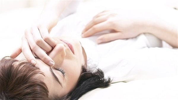 أطباء يجيبون.. هل يمكن أن يساعدك لصق الفم على النوم بشكل أفضل؟