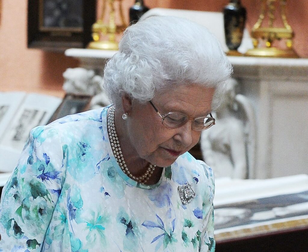 أكبر اختراق في تاريخ القصر.. عندما استفاقت الملكة إليزابيث وصدمت برجل غريب عند سريرها