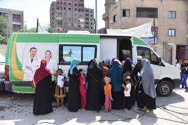صورة لقافلة طبية يتجمع حولها المواطنين