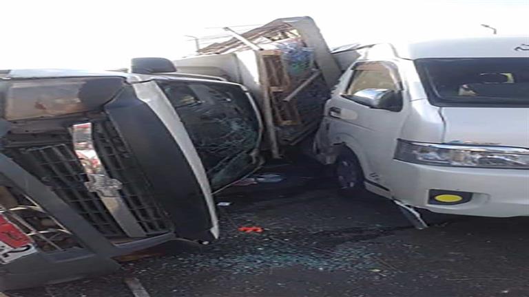 إحداها دفنت تحت الرمال.. الصور الأولى لتصادم 7 سيارات بالإسكندرية