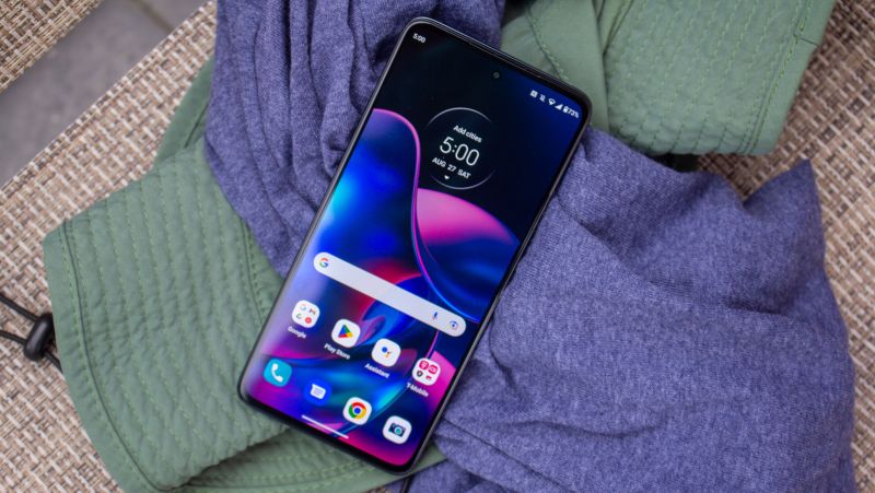 مراجعة Motorola Edge (2022): إليك ما يحصل عليه هذا الهاتف الذي تبلغ تكلفته 500 دولار