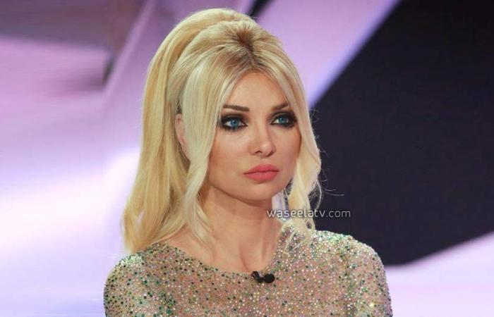 اتفرج .. ميريام كلينك ولعتها على الاّخر بـ مؤخرة عارية ورقص بالدولارات