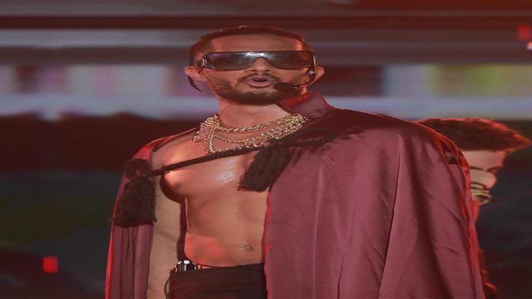 احتشاد الجمهور أمام منزل محمد رمضان بالساحل الشمالي.. والفنا