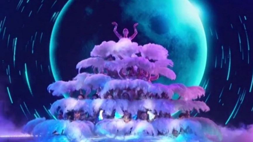 ارزة لبنان تتوسط مسرح America's Got Talent في عرض مبهر لفرقة مياس