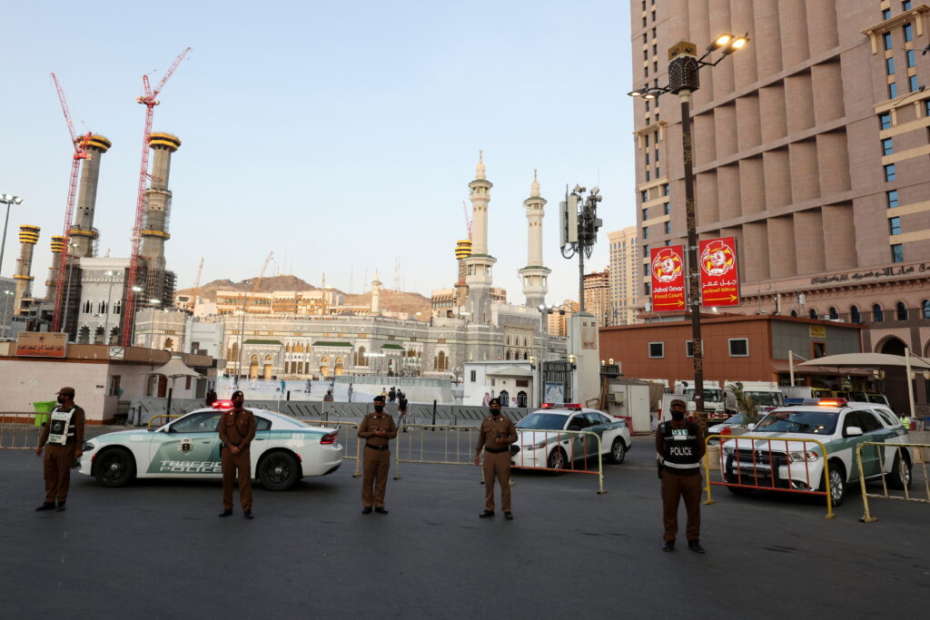 صورة تعبيرية لعناصر من الشرطة السعودية في مكة في 16 يوليو 2021