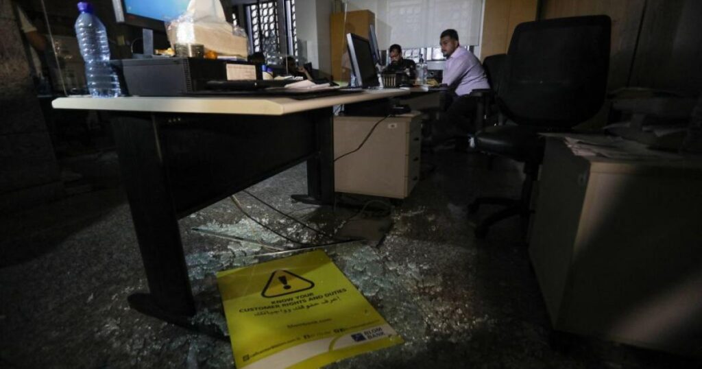 اقتحام المصارف في لبنان.. منعطف جديد بمسار الأزمة الاقتصادية المستمرة