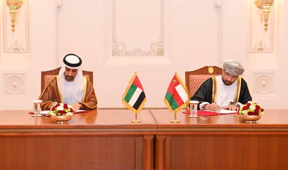 الإمارات وسلطنة عُمان توقعان عدداً من مذكرات التعاون