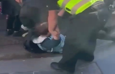 الاعتداء على رجل هتف ضد الأمير أندرو خلال نقل جثمان الملكة إليزابيث الثانية • صحيفة المرصد