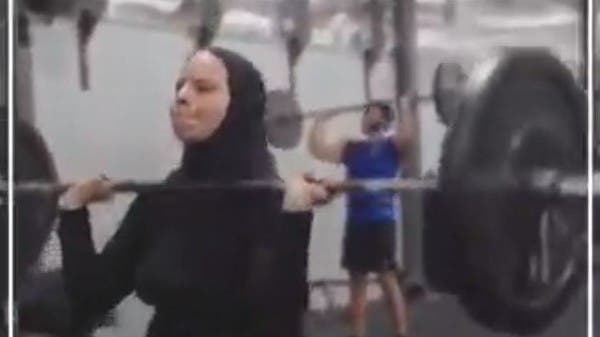الحامل رافعة الأثقال ترد على منتقديها: اطمئنوا أنا بخير
