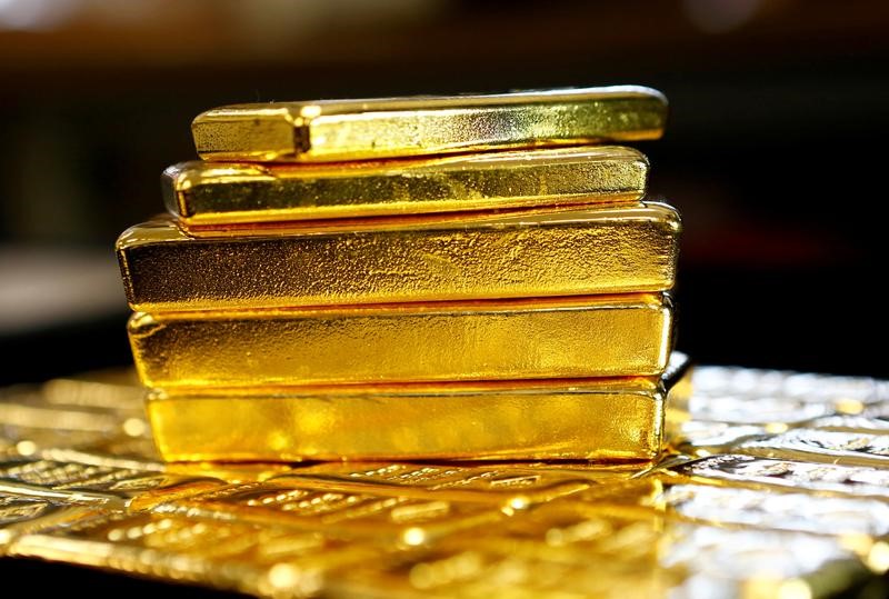الذهب يهبط لأدنى مستوى في عامين ونصف مع صعود الدولار وعوائد الخزانة بواسطة رويترز