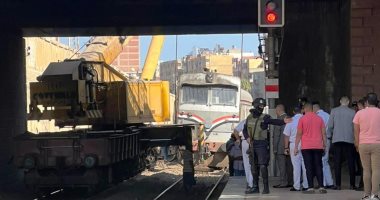 السكك الحديدية تستعين بأوناش عملاقة لإزالة أثار حادث قطار دمنهور
