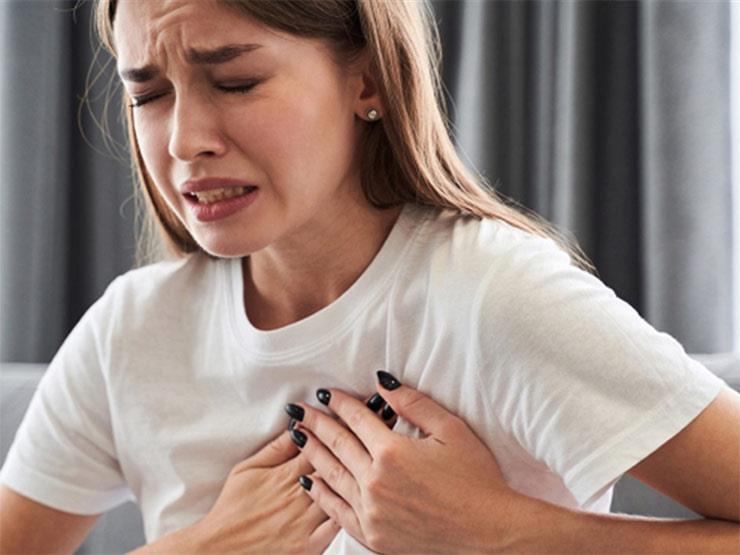 العلاقة بين نغزات القلب والقولون العصبي.. شريف مختار يوضح