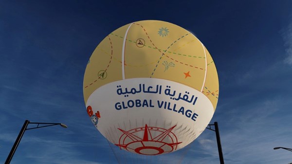 القرية العالمية تطلق منطاد الهيليوم في موسمها الـ27
