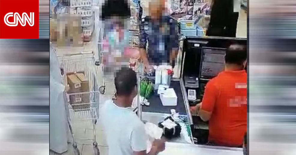 الكويت.. فيديو عنصر بوزارة الداخلية يستخدم القوة بمتجر يثير غضبا والسلطات ترد