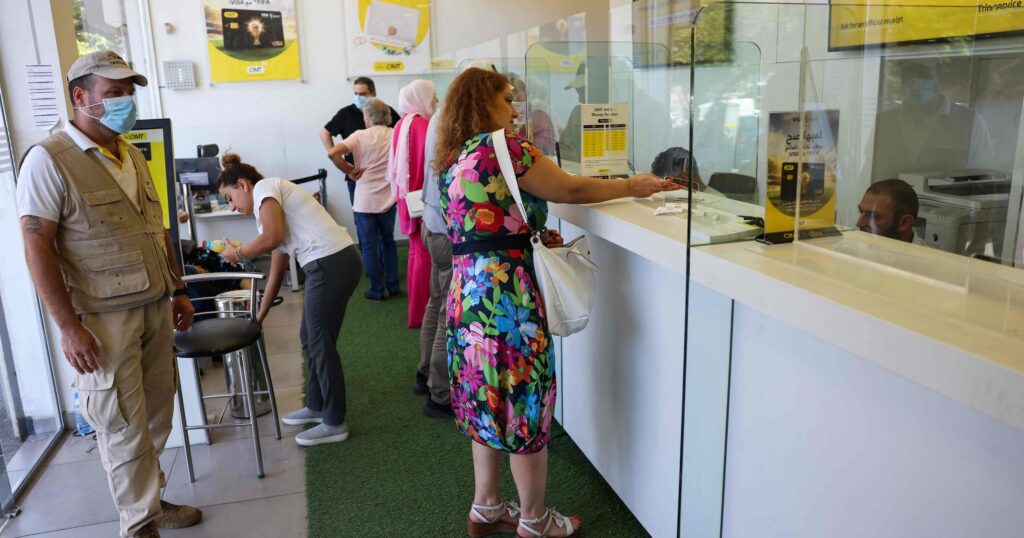 اللبنانيون يستبدلون المصارف بمكاتب التحويلات المالية