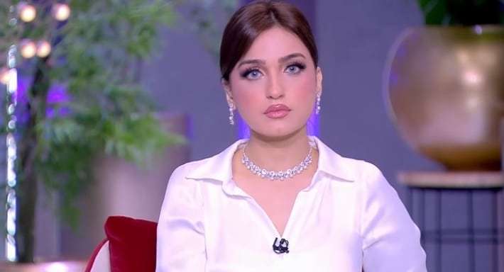 ياسمين عز تنظر للكاميرا