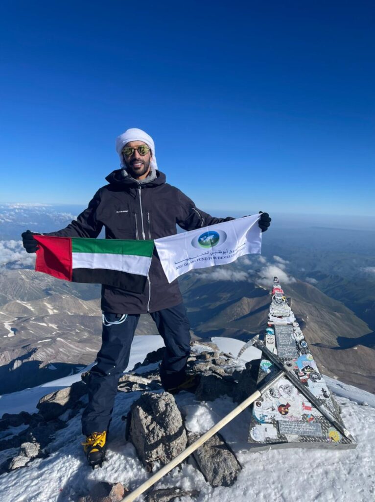المحيربي يتسلق أعلى قمة في أوروبا ويحقق إنجازاً استثنائياً