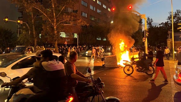 "الموت لولاية الفقيه"..غضب متواصل في إيران ونساء يتحدين