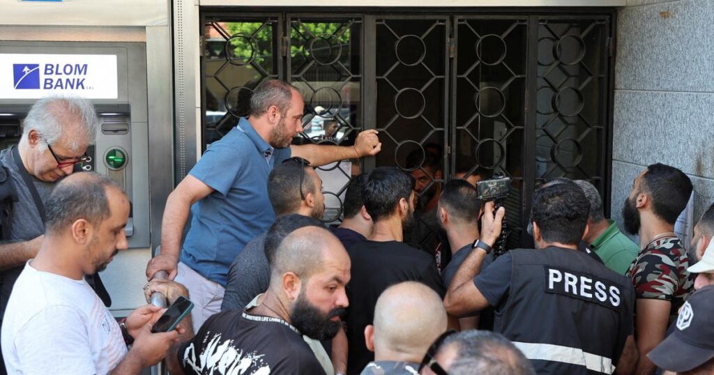 "انتفاضة المودعين" في لبنان... فوضى مدبرة أم حق مشروع؟