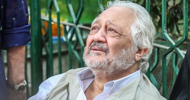 انهيار خالد زكى أثناء تشييع جنازة زوجته.. وزملاؤه فى الوسط يواسونه.. صور