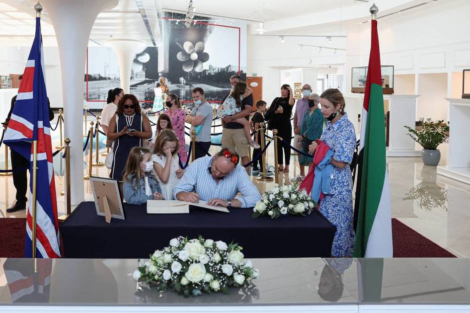 بالصور| هكذا قدم سكان دبي تعازيهم في وفاة الملكة إليزابيث
