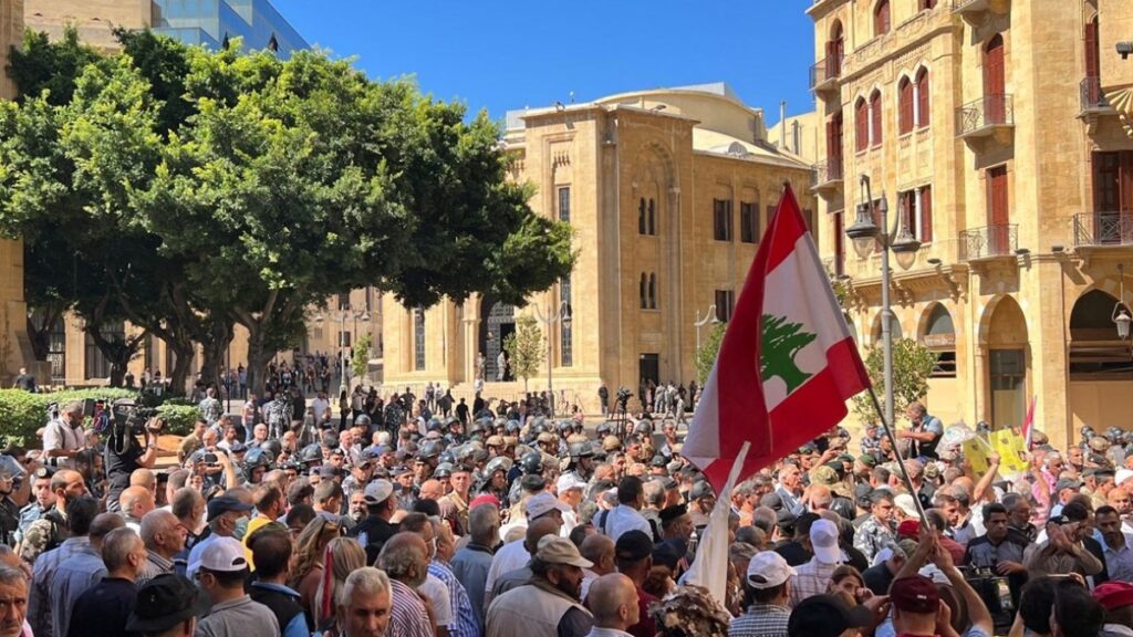بالفيديو.. عسكريون متقاعدون يحاولون اقتحام مجلس النواب اللبناني | أخبار
