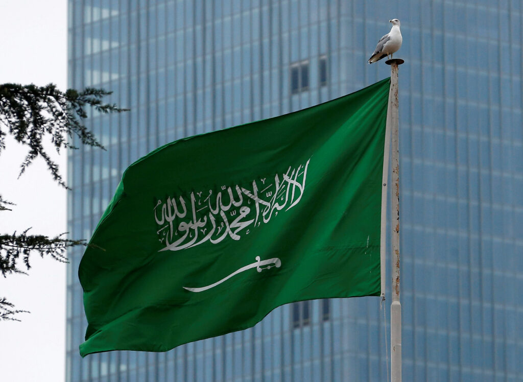 صورة تعبيرية للعلم السعودي يرفرف فوق قنصلية المملكة في إسطنبول في 20 أكتوبر 2018