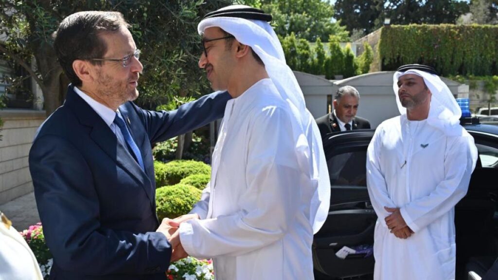 بمقر سفارة الإمارات بتل أبيب.. عبد الله بن زايد يجري مباحثات مع وزير الدفاع الإسرائيلي | أخبار