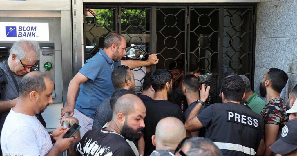 بين مؤيد ومعارض.. اقتحام بنوك لبنان يقسم الشارع