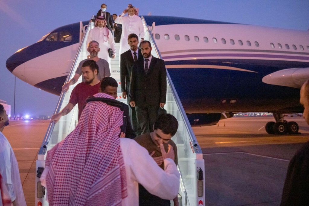 بينهم عربي.. من هم الأجانب الذين أفرجت عنهم روسيا ضمن صفقة تبادل؟