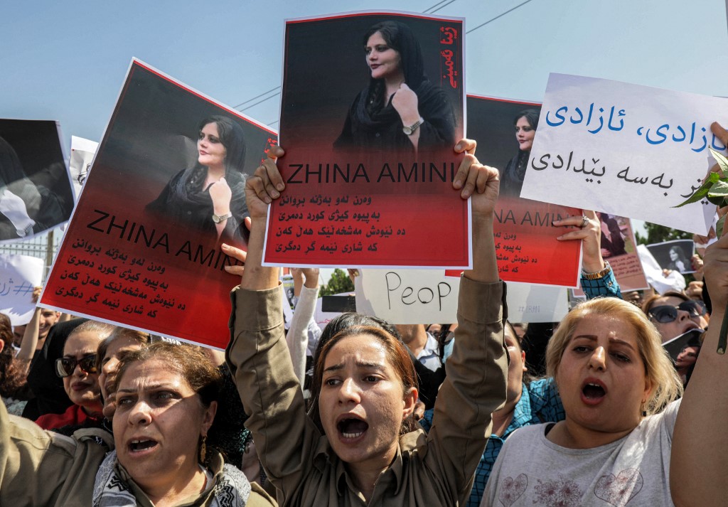 المتظاهرون نددوا بالمرشد الأعلى للجمهورية الاسلامية في إيران علي خامنئيوحرقوا علم الجمهورية الاسلامية