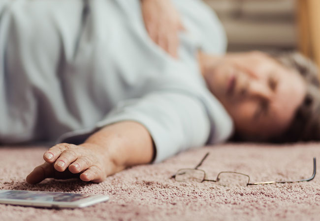 تظهر من العدم.. علامة مخيفة تنذر بنقص هذا الفيتامين في الجسم