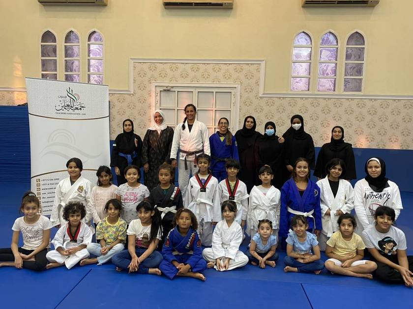 جمعية المعلمين في رأس الخيمة تحتضن فريق الجوجيتسو للفتيات