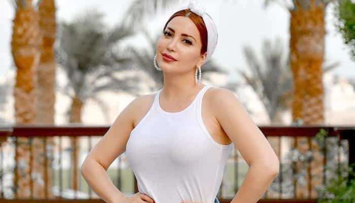 نسرين طافش تنظر للكاميرا