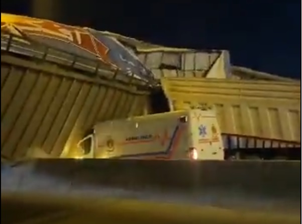 لحظة اصطدام مركبة إسعاف بعد سقوط جسر مشاة على طريق المطار