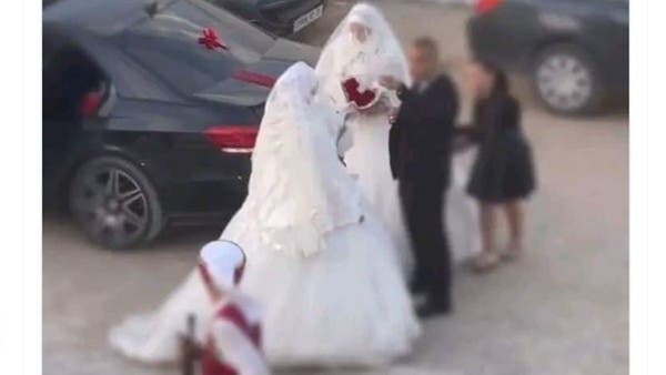 حديث الشبكة بالجزائر.. عريس وعروسان بحفل زفاف واحد!