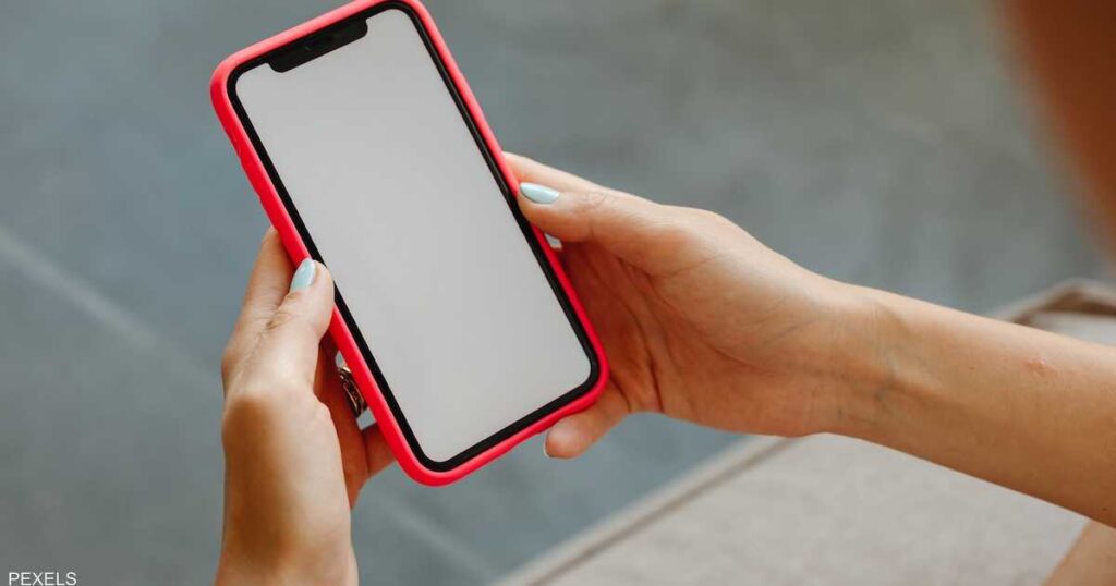 حرب شرسة بين أبل وسامسونغ.. الأرقام تكشف "الفائز الأكبر"