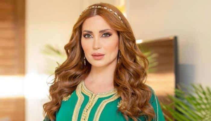 نسرين طافش تنظر للكاميرا