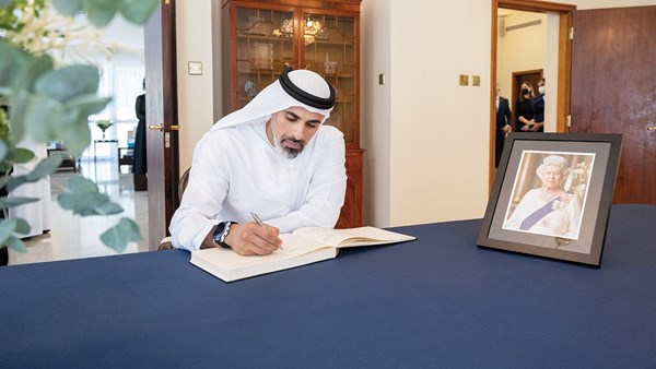 خالد بن محمد بن زايد يعزي في وفاة الملكة إليزابيث