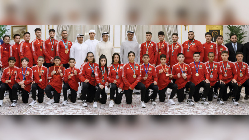 رئيس الدولة يستقبل وفد فرق الإمارات لـ «المواي تاي» و«الكيك بوكسينغ»