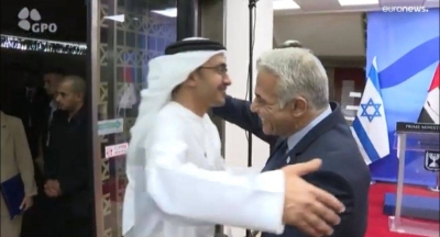 رئيس الوزراء الإسرائيلي يستقبل وزير الخارجية الإماراتي"عبد الله بن زايد" لحظة وصوله إسرائيل في زيارة رسمية • صحيفة المرصد
