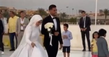 رغم إصابته بالصليبى..هشام عادل لاعب إنبى يحتفل بزفافه فى حضور فييرا (صور)